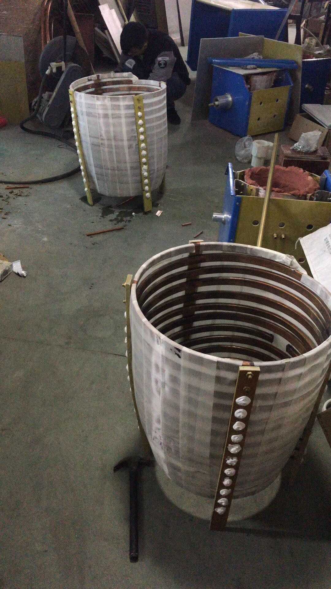 生產(chǎn)車間技工李師傅給廢銅熔煉爐脫胎換骨