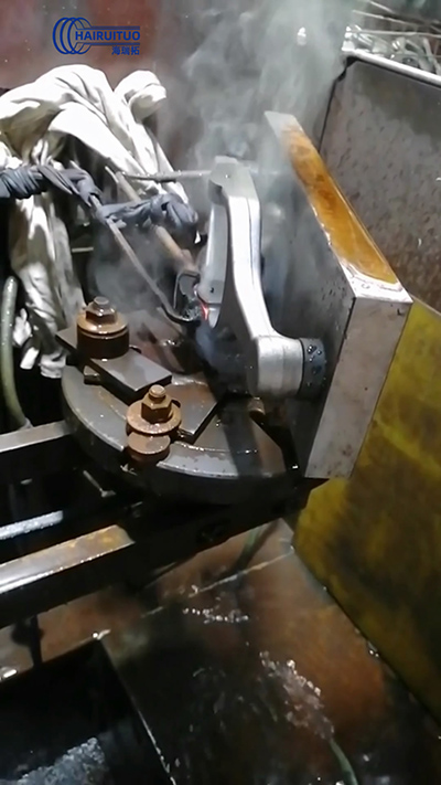 看看高頻淬火機(jī)床是怎么對(duì)分離叉臂高頻淬火