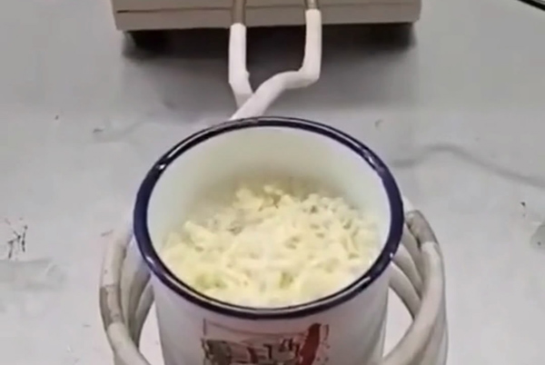 高頻加熱機(jī)不但可以加熱金屬還是可以煮面