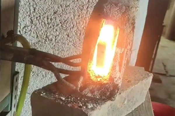 現(xiàn)在打鐵都用感應(yīng)加熱設(shè)備了,速度快安全無明火