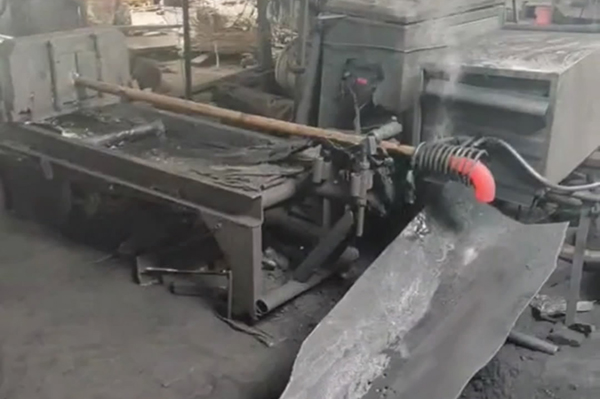 高頻機是怎么配合生產(chǎn)線自動生產(chǎn)彎頭的