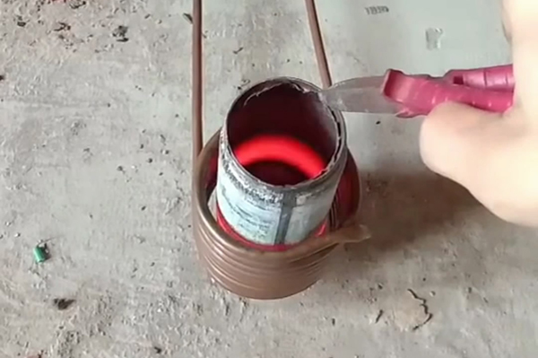 小型感應(yīng)加熱設(shè)備只對金屬加熱人手放進(jìn)去也不會燒傷