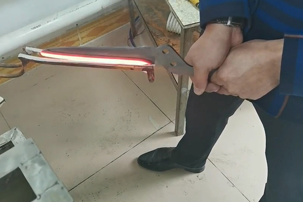 超高頻淬火設(shè)備對工具刀淬火試樣