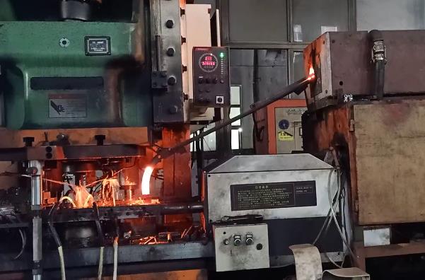 中頻鍛造爐車間實拍全自動螺帽鍛造設備