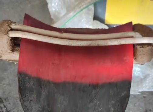 高頻加熱設(shè)備對農(nóng)具鋤頭加熱-后續(xù)可以淬火和鍛打