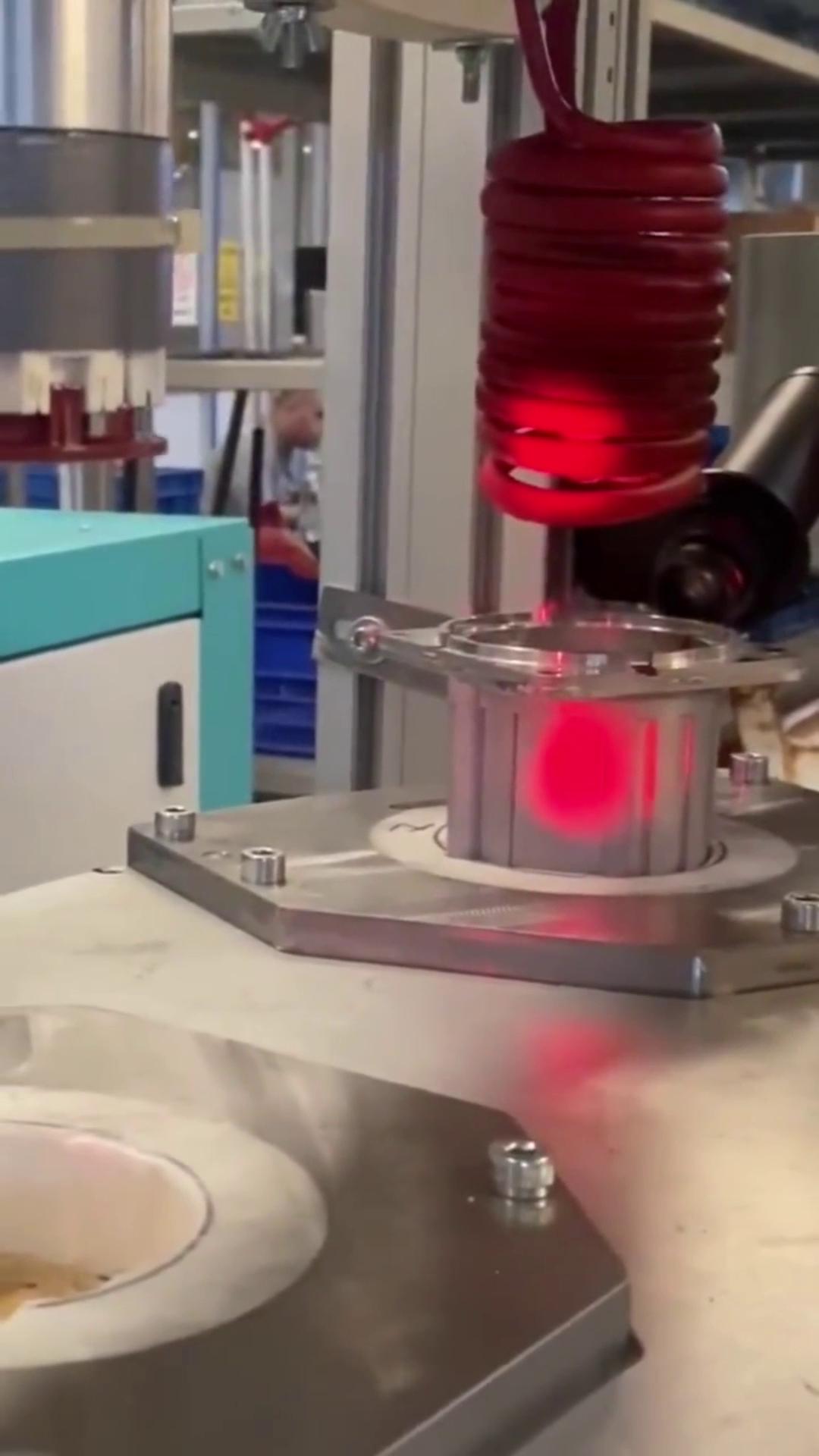 高頻加熱機(jī)配合自動(dòng)化設(shè)備實(shí)現(xiàn)全自動(dòng)對(duì)馬達(dá)電機(jī)定子轉(zhuǎn)子進(jìn)行熱套熱裝配