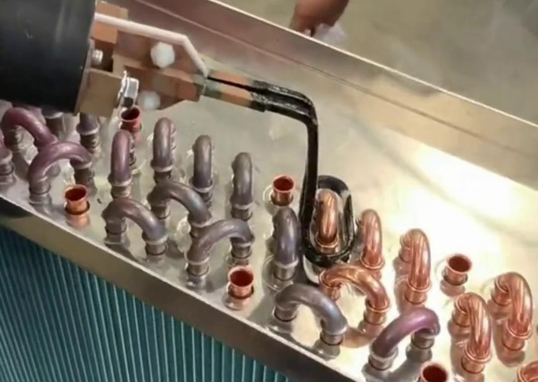 高頻自動化釬焊設(shè)備是一種高效、高質(zhì)量的焊接設(shè)備，具有廣泛的應(yīng)用前景和市場需求