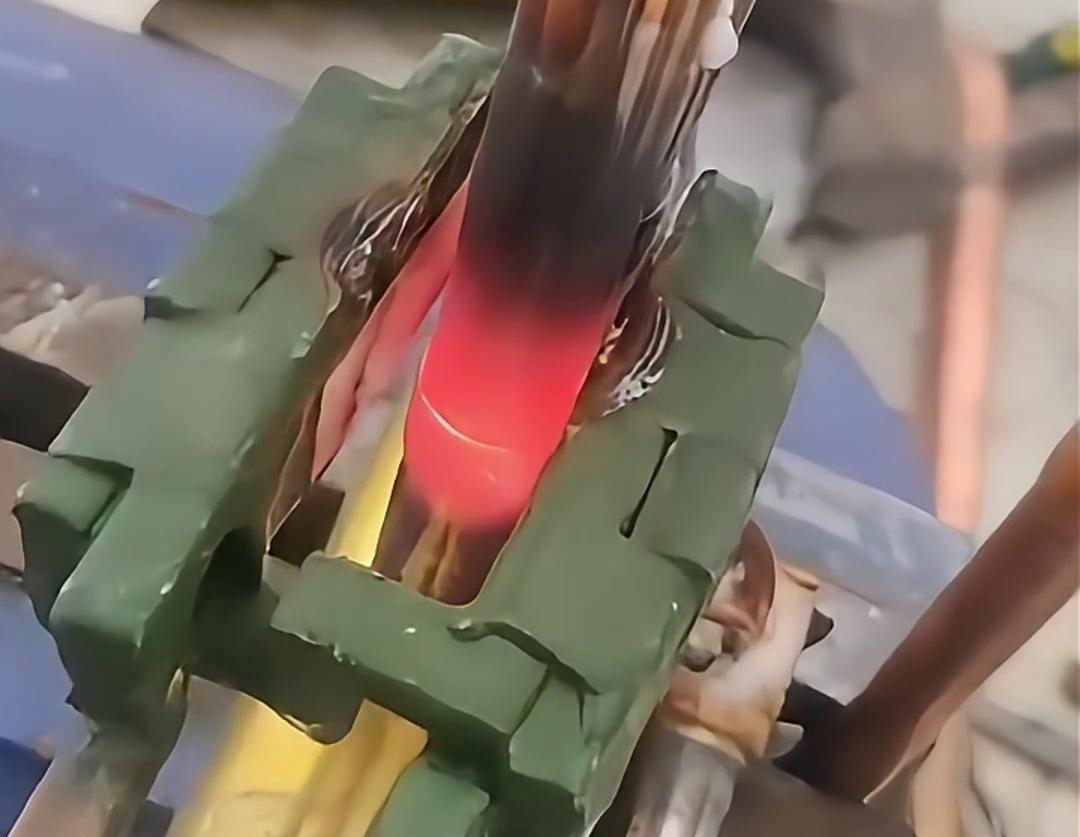 手持式高頻焊機(jī)，在制冷冰箱空調(diào)生產(chǎn)領(lǐng)域起到至關(guān)重要的作用，例如銅管焊接，鋁管焊接，四通閥焊接等