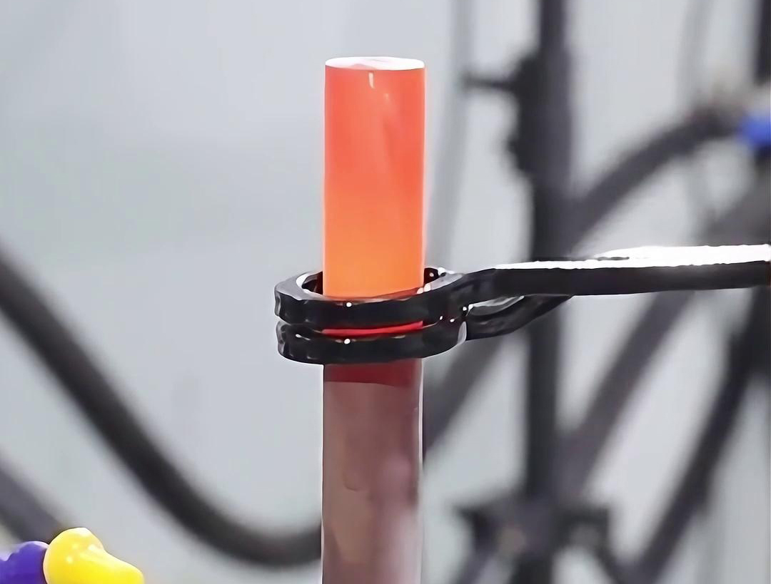 以12mm銅管和12mm不銹鋼棒為例，手持式高頻加熱機(jī)能夠迅速而均勻地加熱