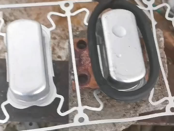 鋁件模具加熱，高頻機(jī)緩慢加熱至100度左右，保持模具不變形