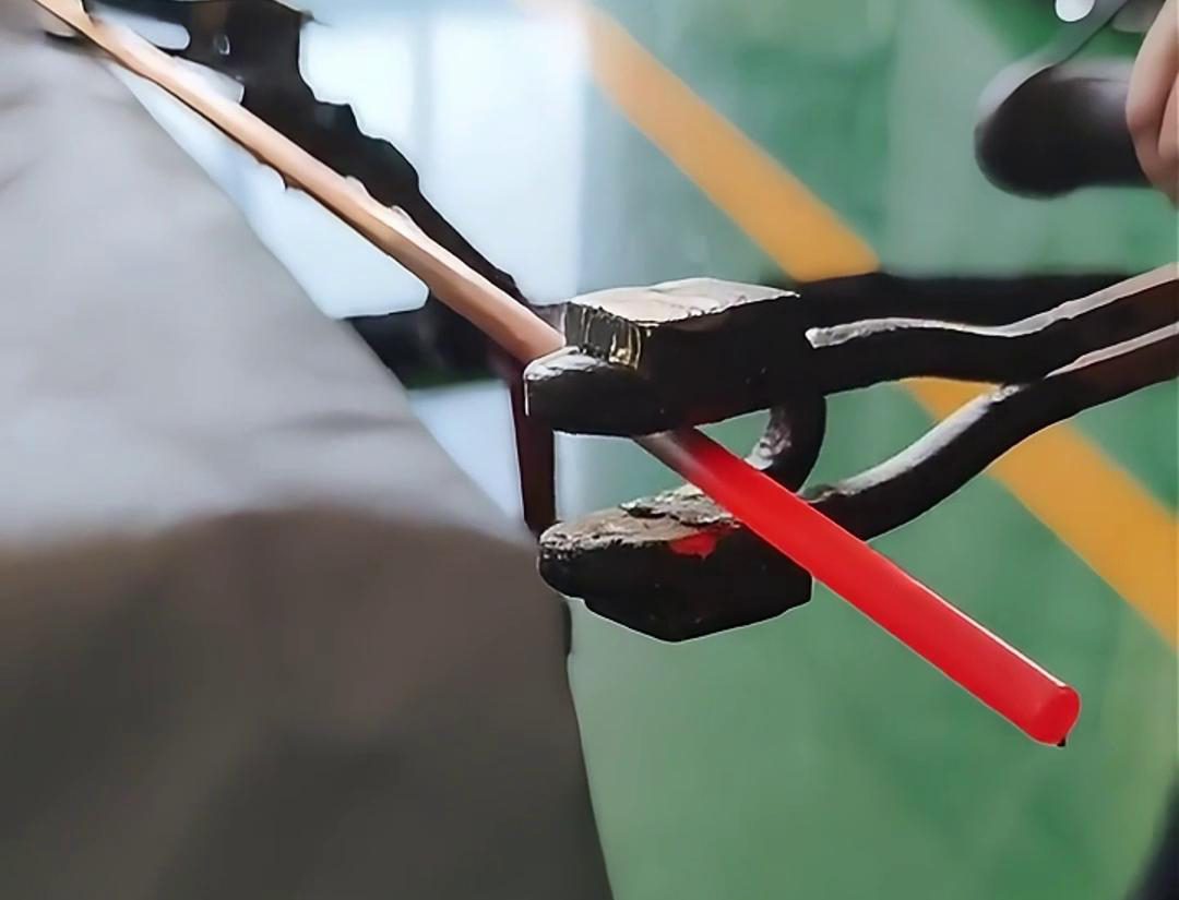 手持式高頻加熱機(jī)適用于感應(yīng)焊接釬焊，加熱淬火、回火和熱處理