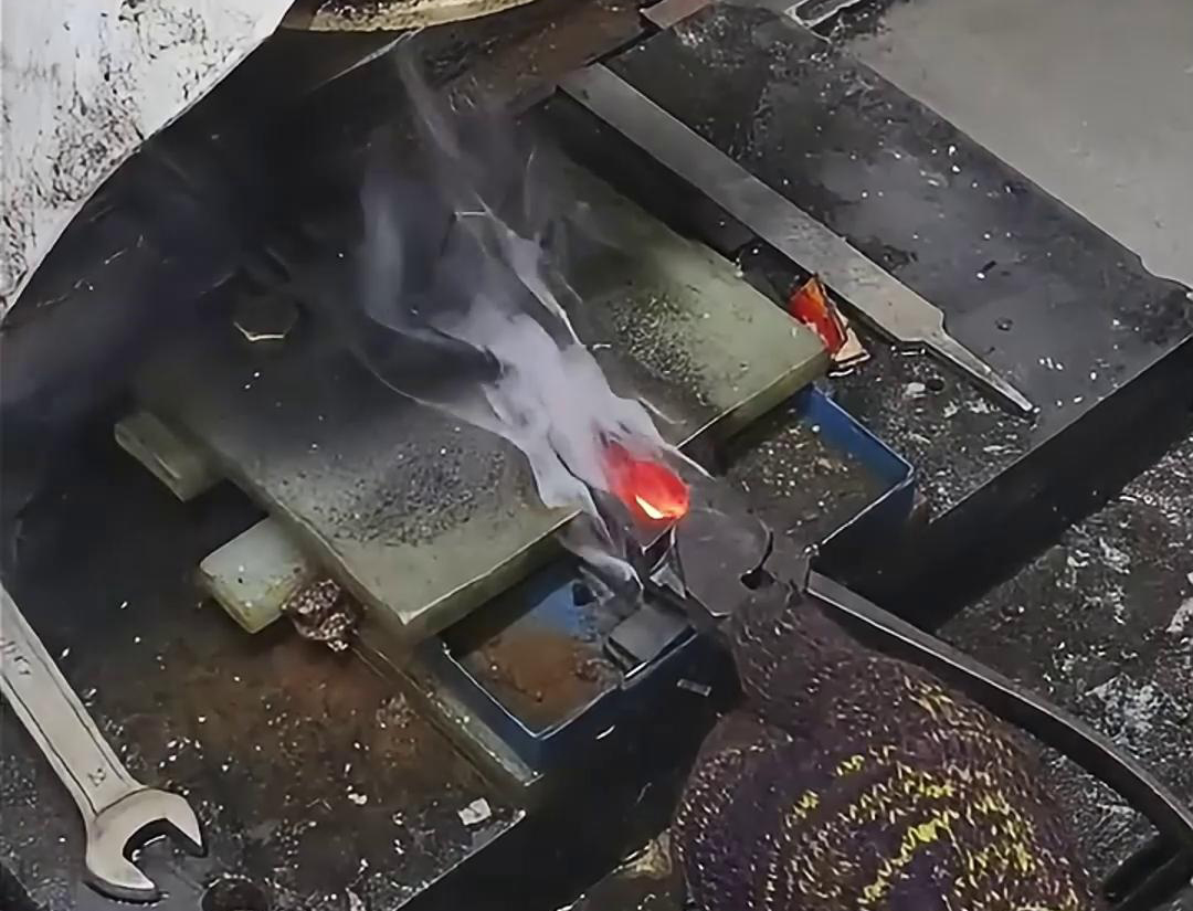 高頻淬火機(jī)在老虎鉗口淬火中的應(yīng)用，充分展現(xiàn)了其獨(dú)特優(yōu)勢