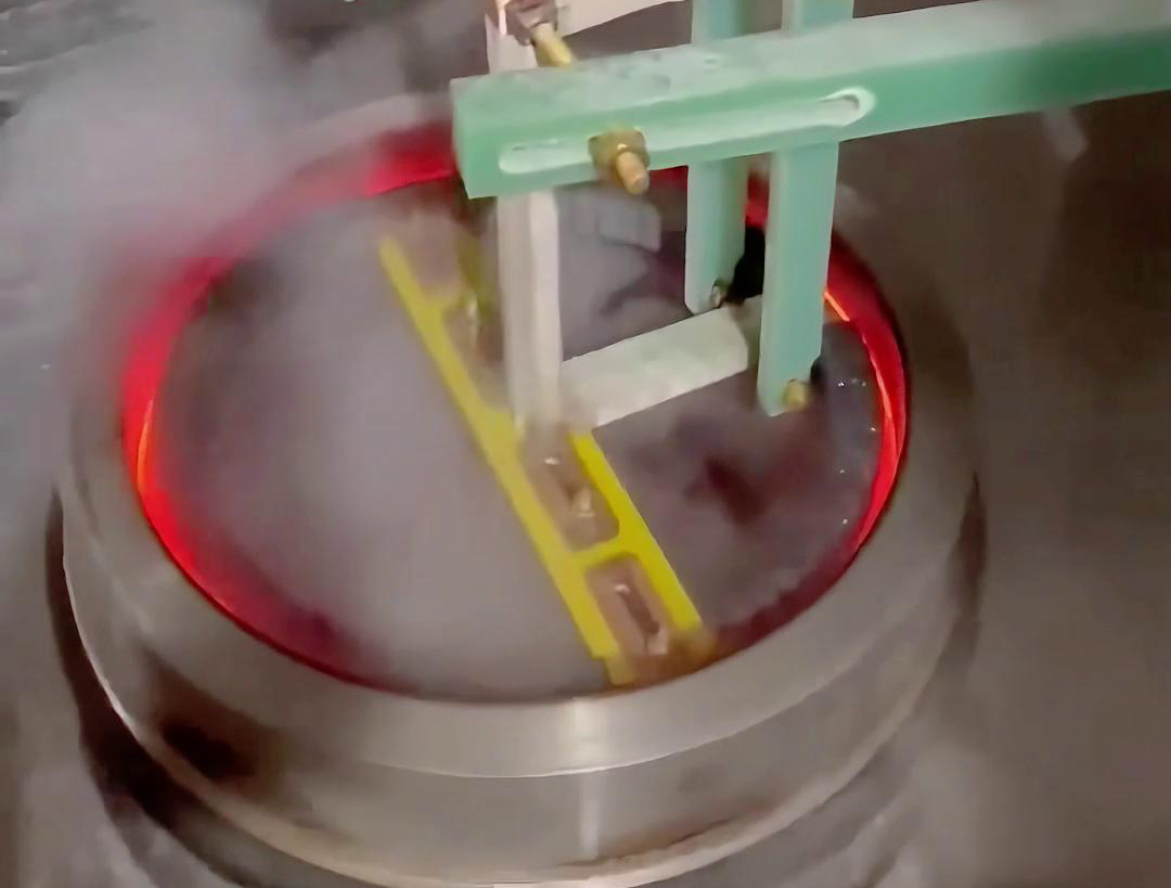 高頻淬火機(jī)床是進(jìn)行金屬內(nèi)壁淬火、內(nèi)孔淬火等淬火處理的工具。