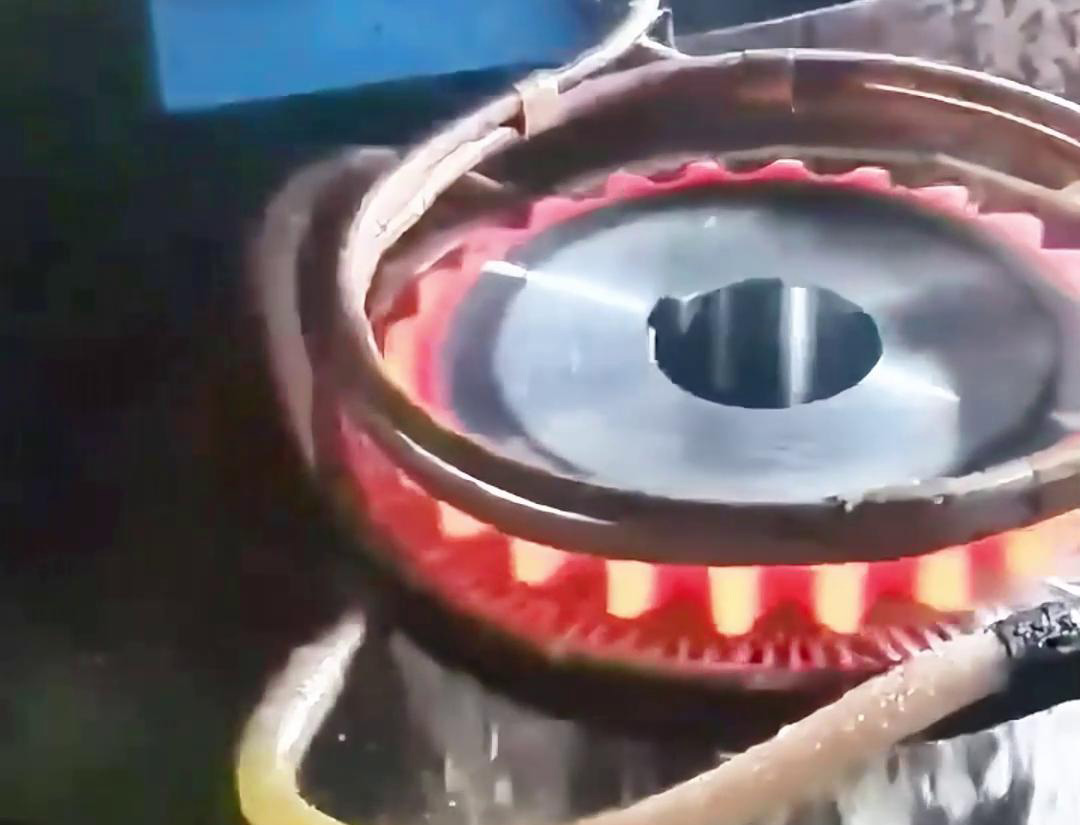 高頻齒輪淬火設(shè)備，可以顯著提高齒輪的機(jī)械性能和使用壽命