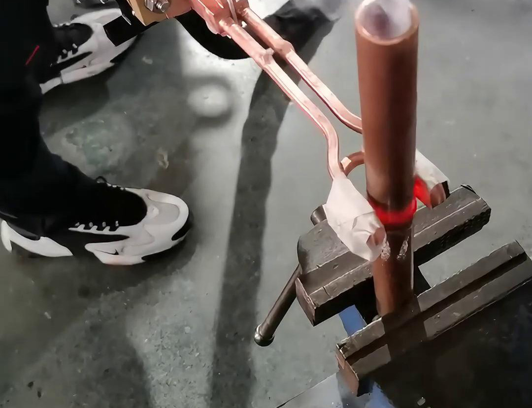 手持式高頻焊機(jī)的價(jià)格相對(duì)較高，但其高效、靈活、高質(zhì)量的銅管焊接特點(diǎn)