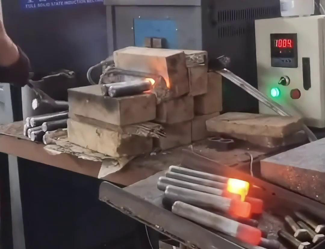 高頻鍛造加熱爐，其帶溫控的功能和紅外監(jiān)控技術提高了生產(chǎn)效率