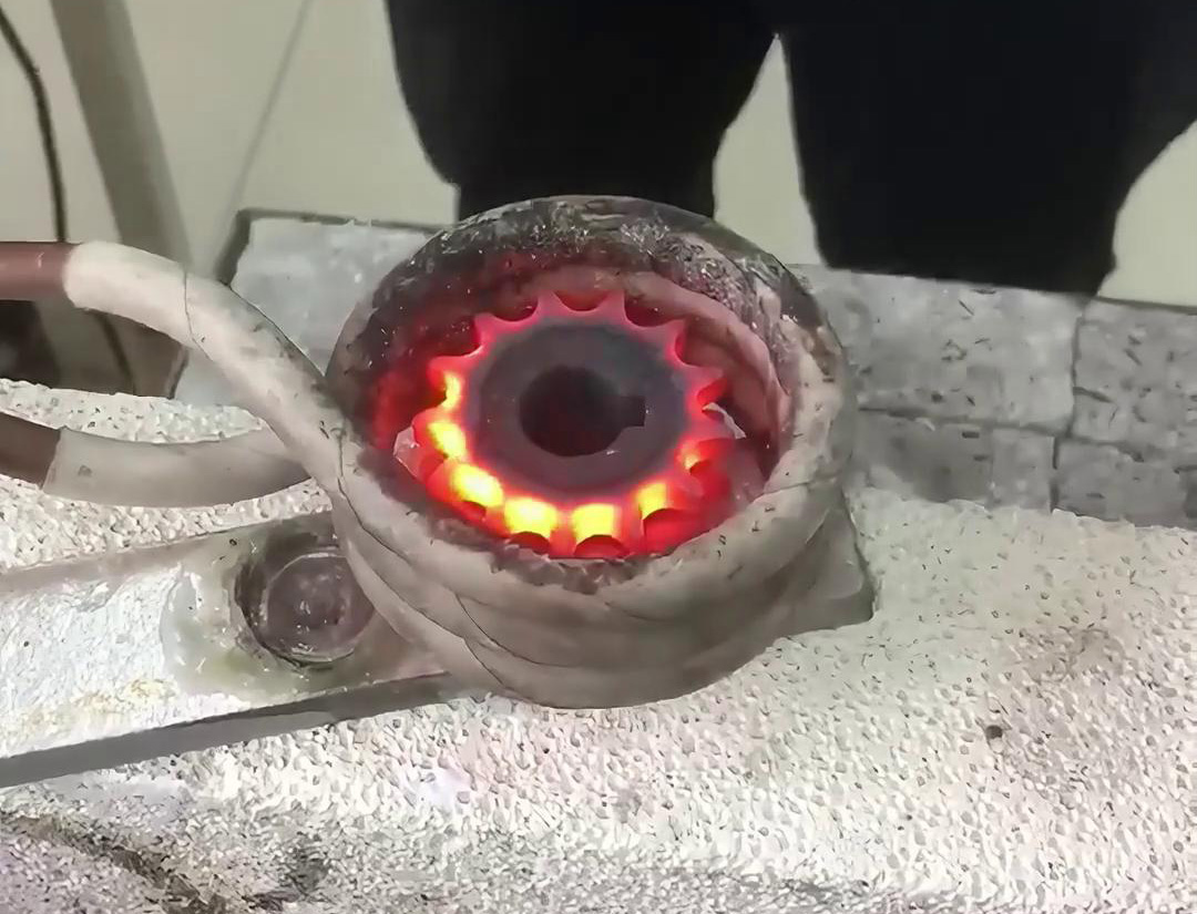 高頻齒輪淬火設(shè)備廣泛應(yīng)用于汽車(chē)、機(jī)械、航空航天等行業(yè)的齒輪制造和維修領(lǐng)域