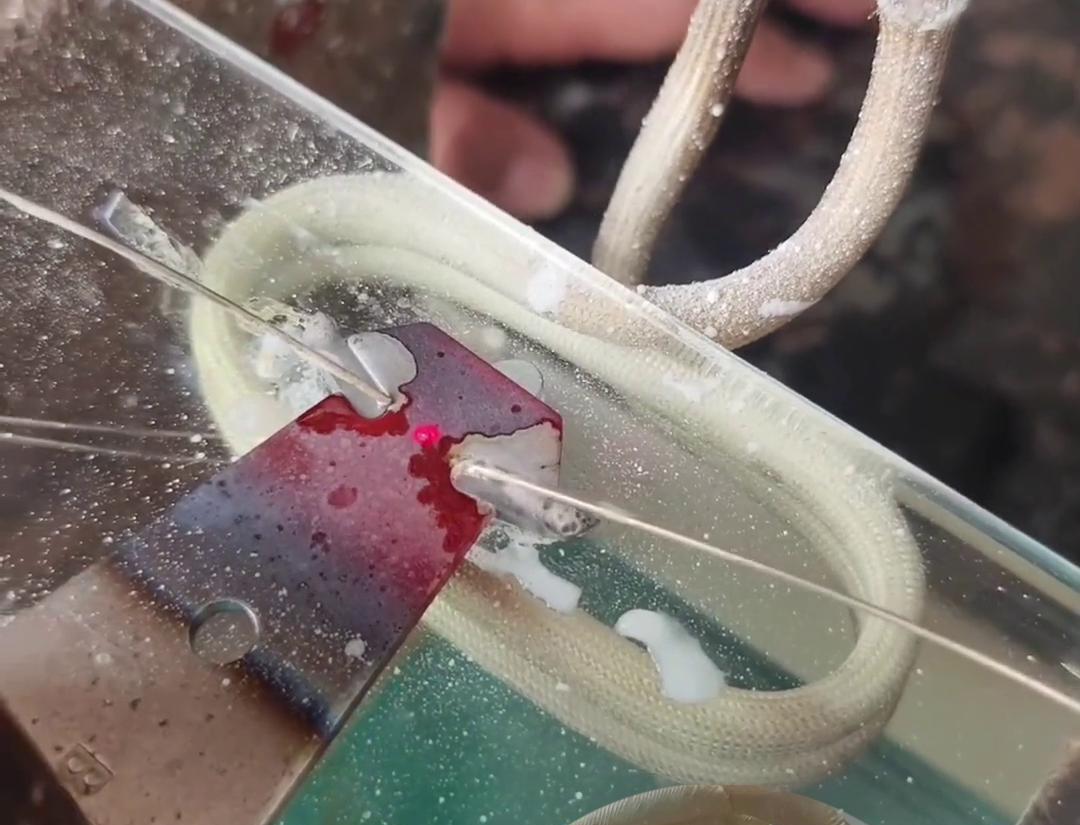 手持式高頻焊接機(jī)在直排銅板、鋁板等金屬材料的焊接中表現(xiàn)出色