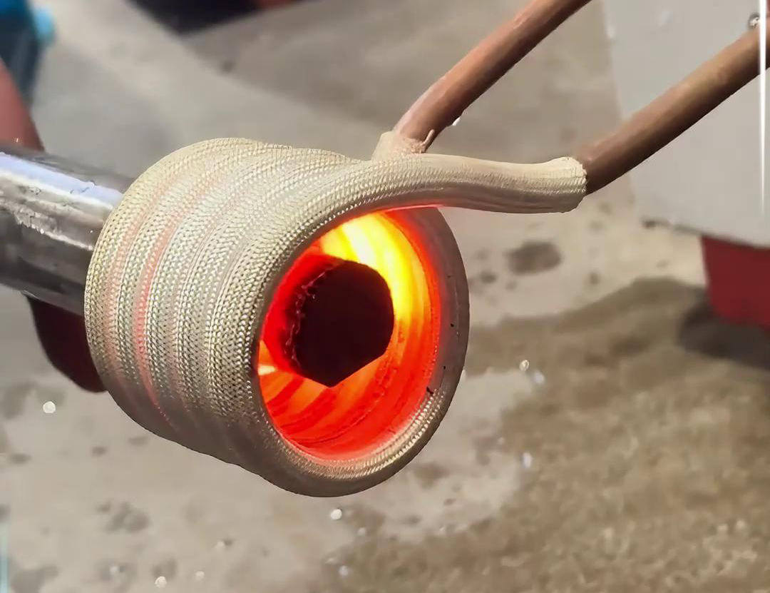 高頻感應加熱機在加熱棒料方面展現(xiàn)出了顯著的優(yōu)勢