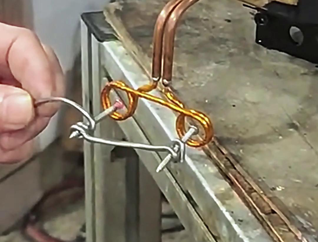 超高頻加熱機由于其快速加熱和高效率的特點，非常適合小型五金工件的加熱處理