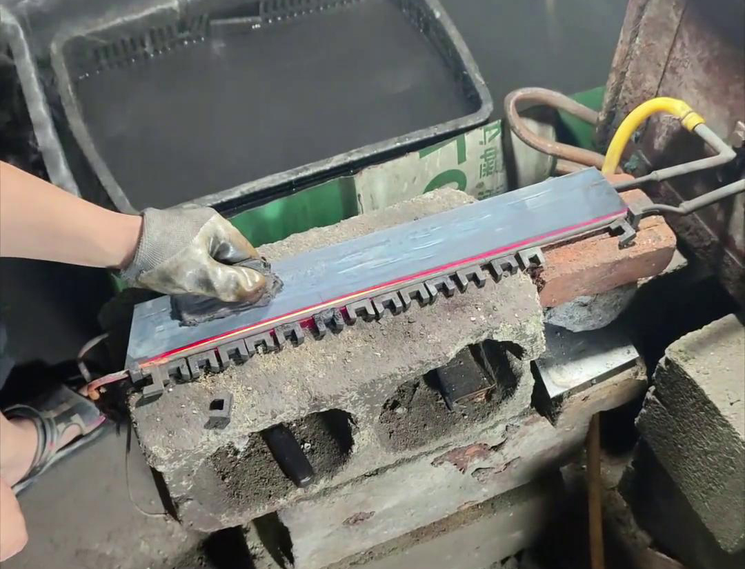 海拓小型高頻淬火機：刀具淬火生產的高效節(jié)能變革者