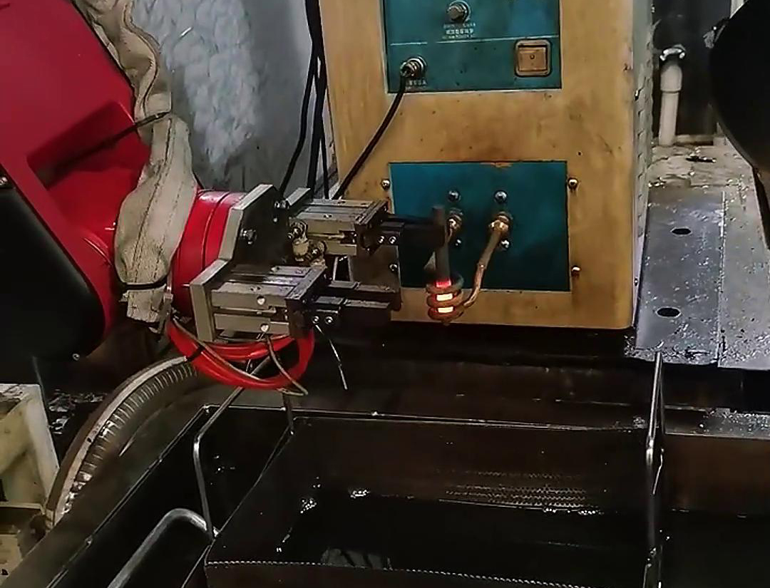 高頻淬火機(jī)與機(jī)械手：開(kāi)啟小棒料自動(dòng)化淬火熱處理新篇