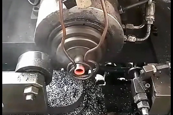 高頻加熱機(jī)配合機(jī)械裝置實(shí)現(xiàn)鋼管加熱縮口是一種高效、精準(zhǔn)的金屬加工工藝