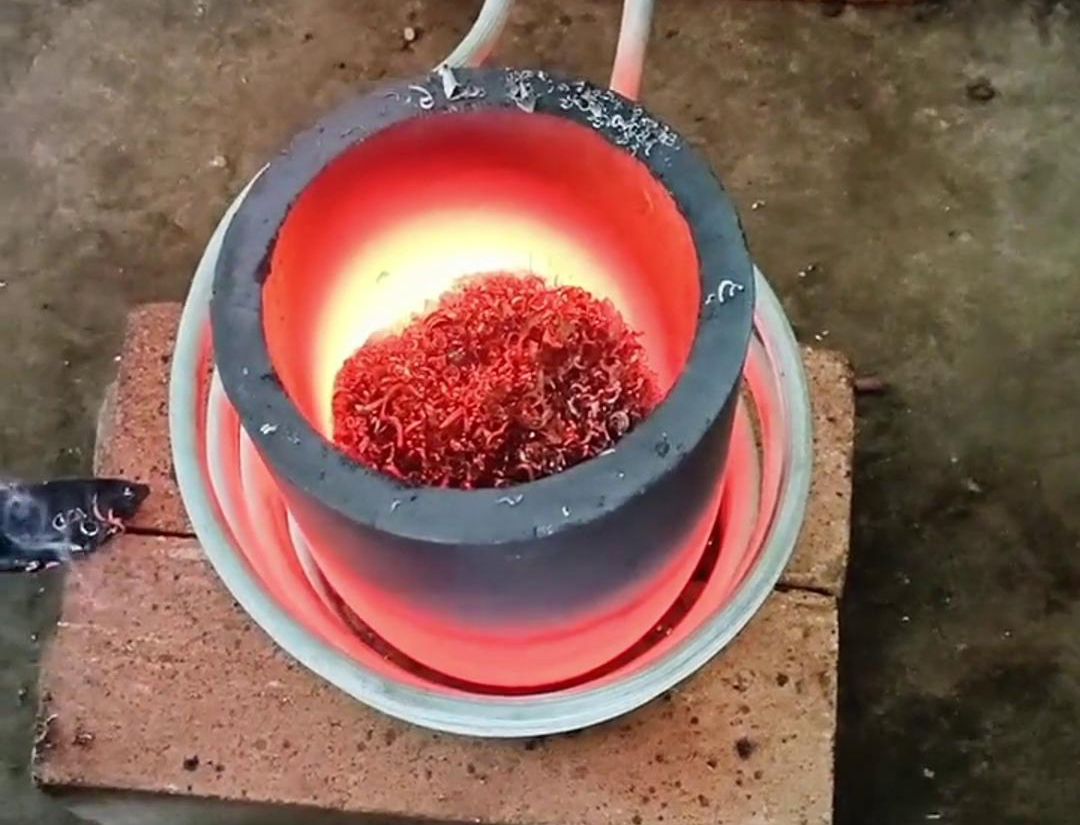 熔煉爐2000溫度以上技術(shù)參數(shù)詳解：高頻與中頻設(shè)備的溫度邊界及應(yīng)用場(chǎng)景