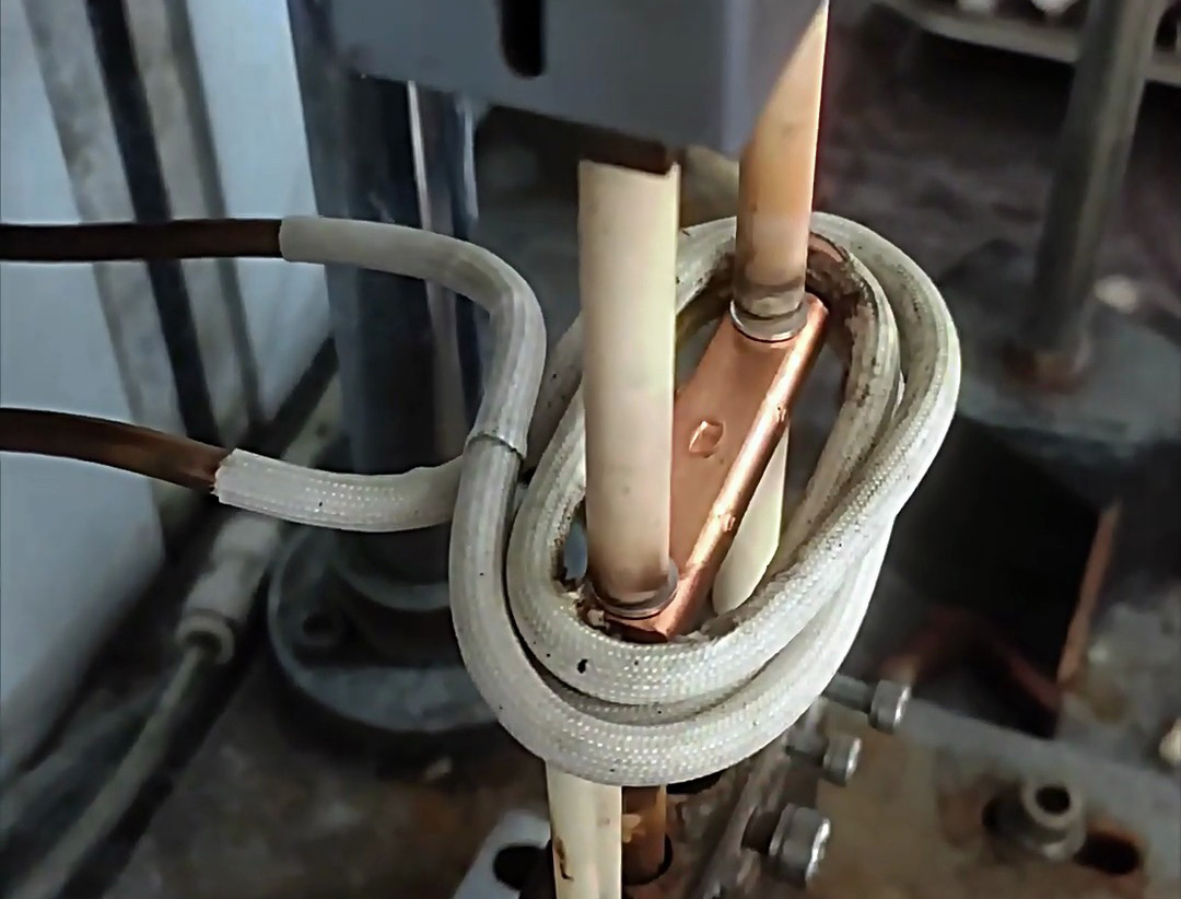 銀觸點(diǎn)半自動化高頻焊接設(shè)備：人工輔助與自動焊接的高效結(jié)合