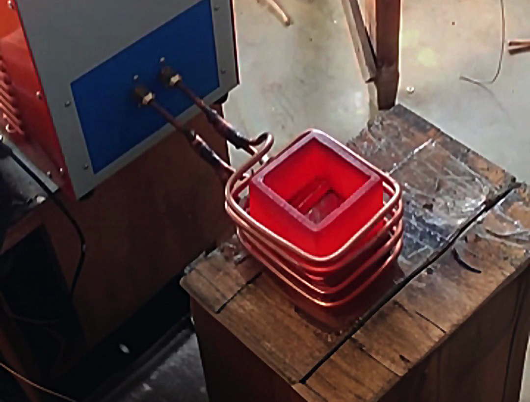 海拓小型熔煉爐：不止圓形坩堝，定制不規(guī)則坩堝輕松實(shí)現(xiàn) —— 方形坩堝熔錫工藝演示