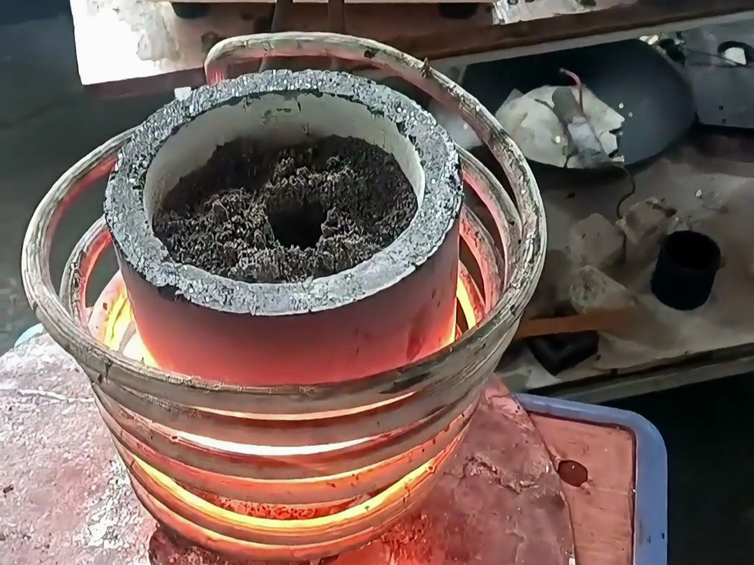 海拓高頻熔煉爐礦石熔煉實(shí)測(cè)：金屬含量達(dá)標(biāo)即可提煉，原礦篩選后輕松分離！