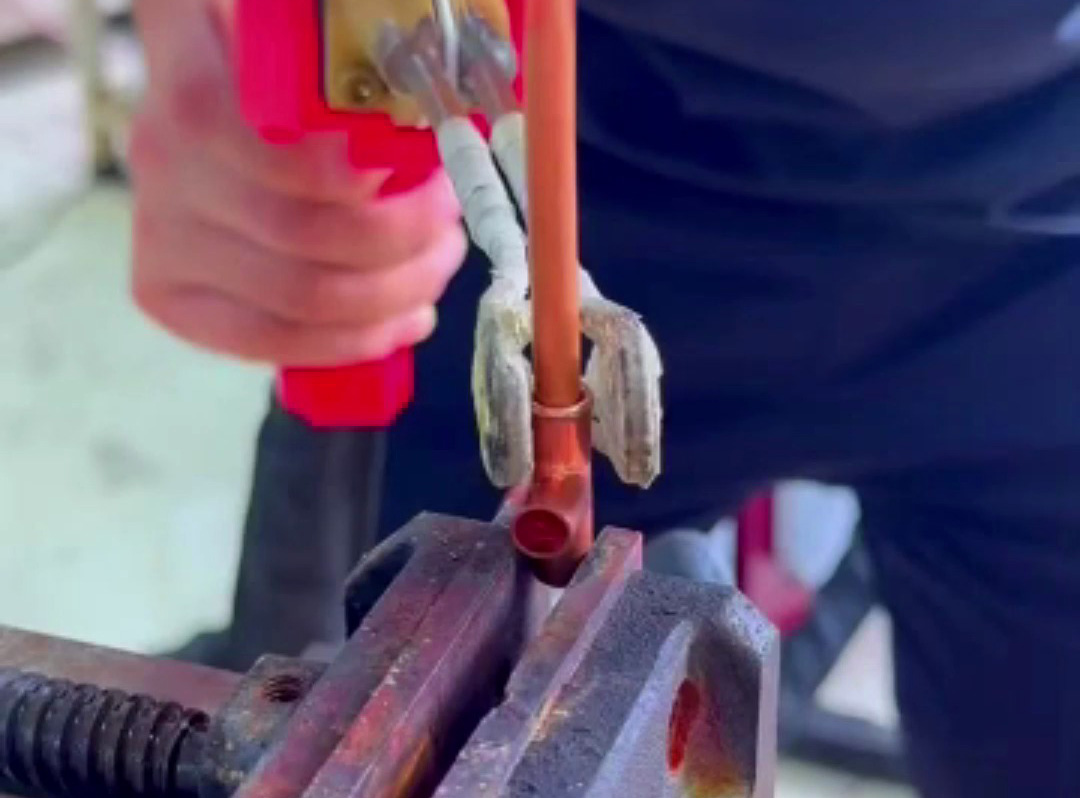 海拓手持式高頻焊機：制冷設備銅管焊接神器！快亮牢省，告別氣焊黑煙酸洗！