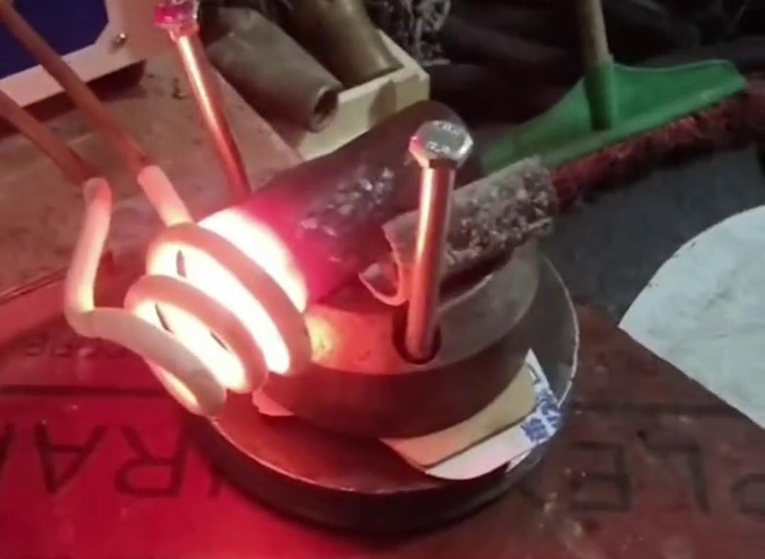 高頻感應加熱設(shè)備加熱到1000度，鎢鋼自然掉落