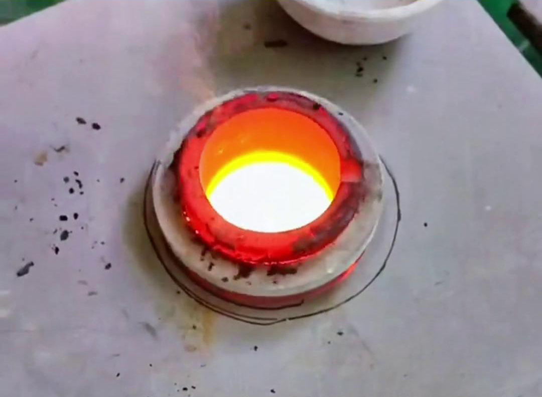 貴金屬熔煉爐是一種專門用于熔煉金、銀、鉑等貴金屬的設(shè)備