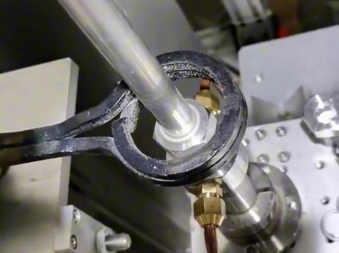 鋁管焊接，焊料是焊接成功的保證，它可以用高頻焊機來實現(xiàn)釬焊