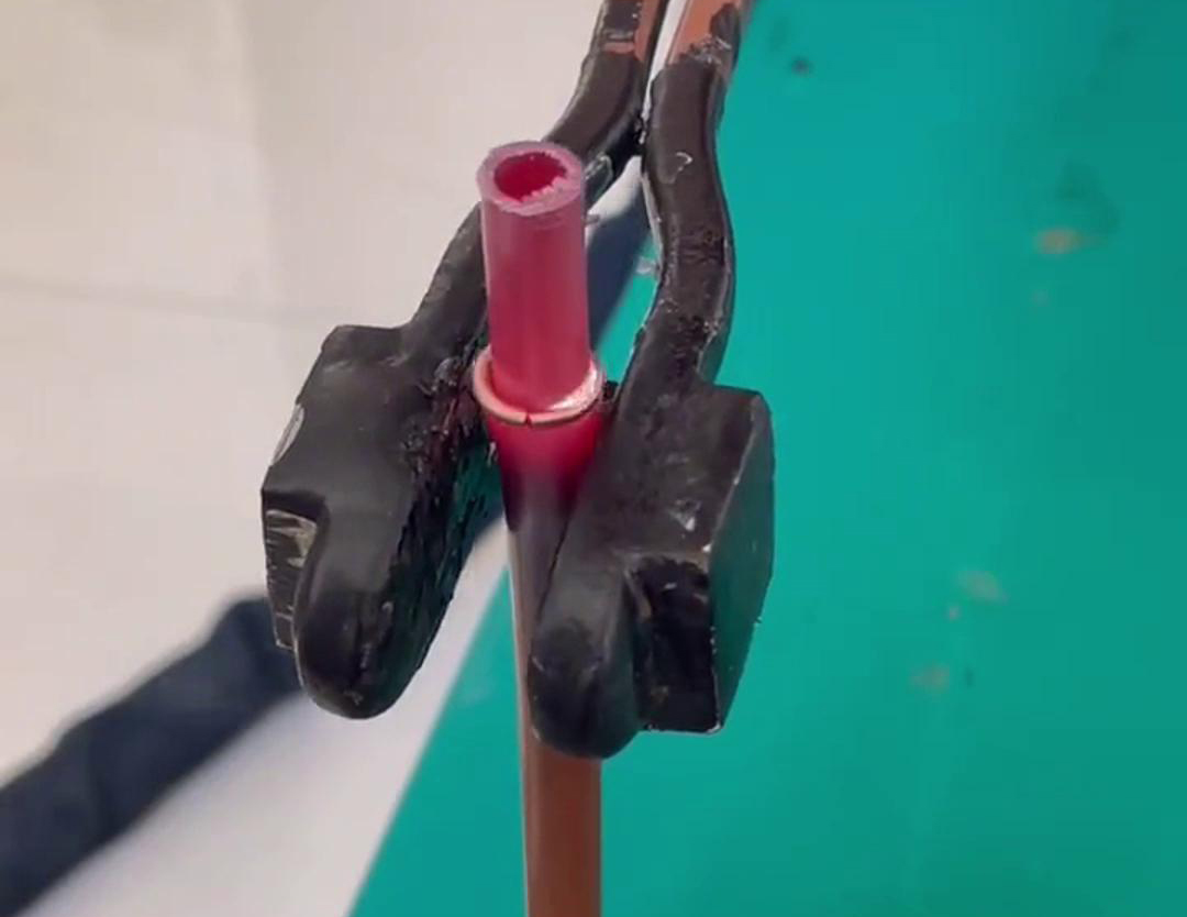 散熱器銅管對(duì)接焊用手持式高頻機(jī)，只要三秒就可以焊接完成，看一看效果如何