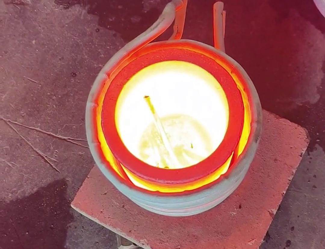 小型實(shí)驗(yàn)熔煉爐，是實(shí)驗(yàn)室或小規(guī)模生產(chǎn)環(huán)境中常用的設(shè)備