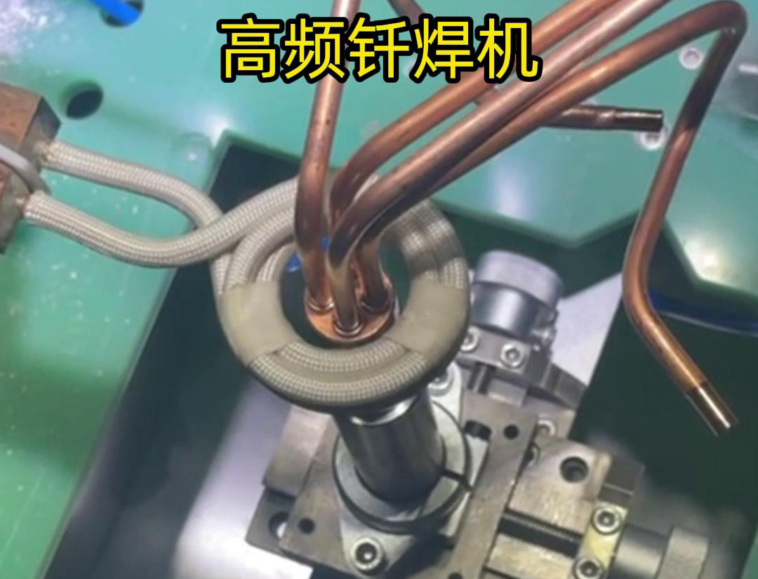在雙工位自動(dòng)感應(yīng)釬焊設(shè)備中，每個(gè)工位都配備了獨(dú)立的感應(yīng)加熱系統(tǒng)和釬焊工具，確保兩個(gè)工位可以同時(shí)進(jìn)行焊接作業(yè)