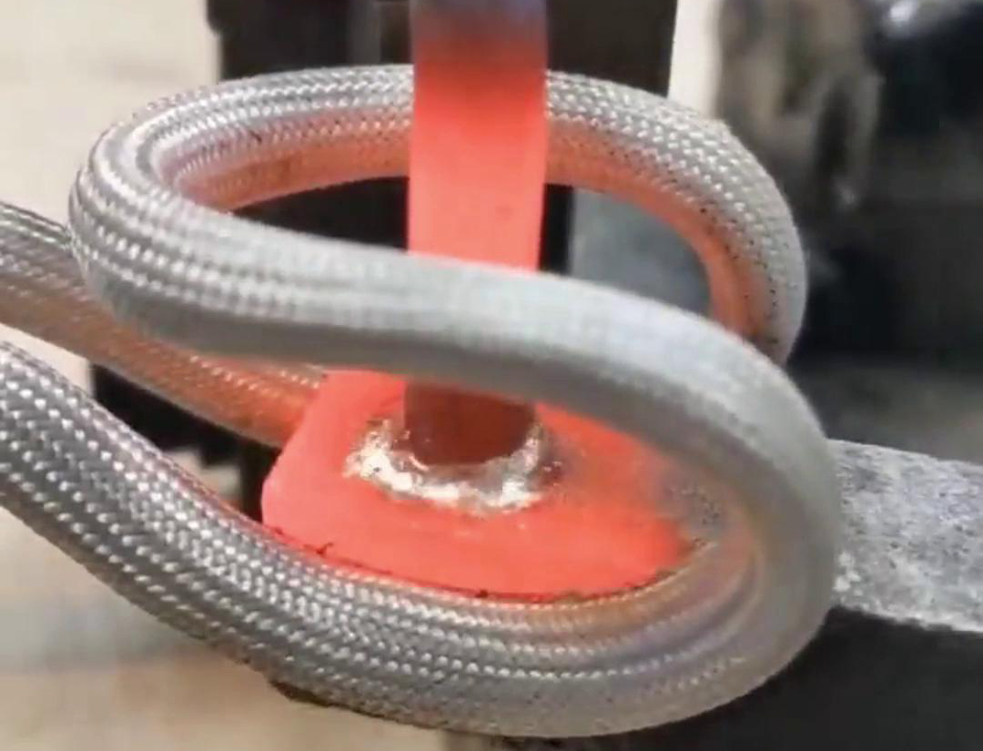 手持式高頻焊接機是一種便攜式的焊接設(shè)備，適用于多種材料的焊接，包括不銹鋼、銅、鋁