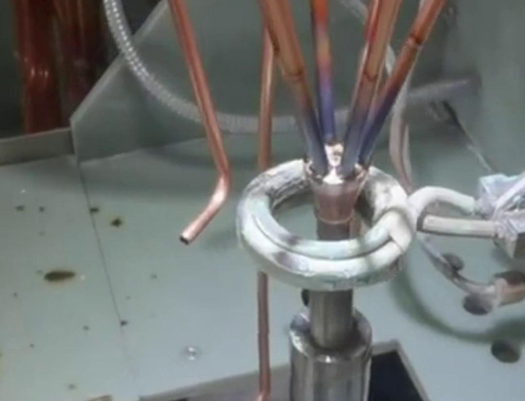 高頻焊機(jī)在焊接銅管時，需要特別關(guān)注焊接參數(shù)的選擇、焊接過程的控制以及焊接后的處理，以確保焊接質(zhì)量和銅管的性能