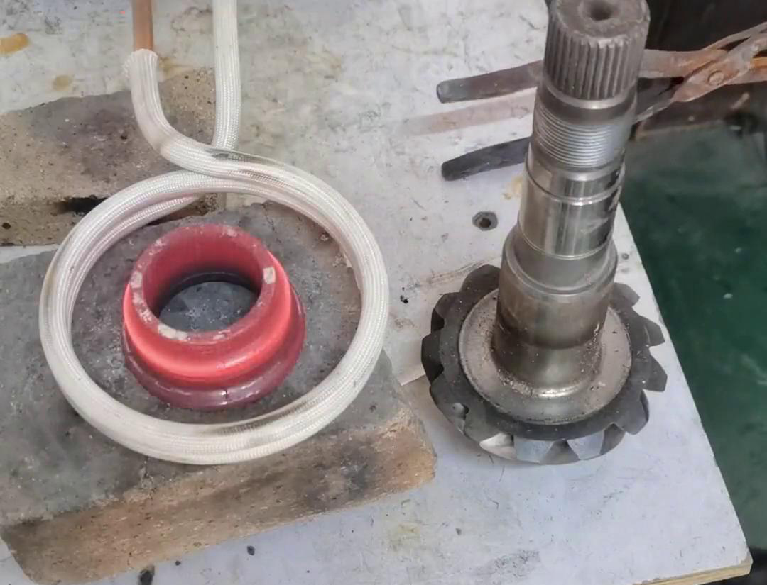 軸承裝配，常溫下 ，怎么也裝不進(jìn)去 ，采用高頻加熱機(jī)均勻加熱，瞬間裝配好