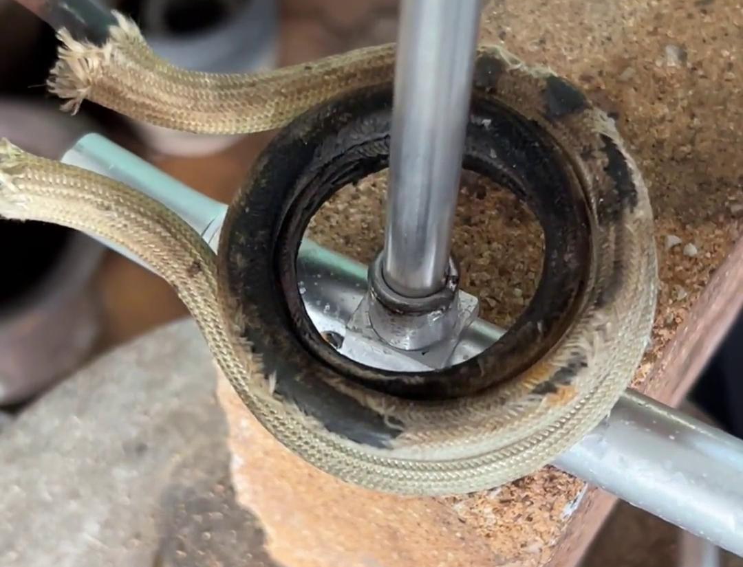 高頻焊機(jī)操作簡便，安全可靠，適用于大規(guī)模鋁管焊接生產(chǎn)