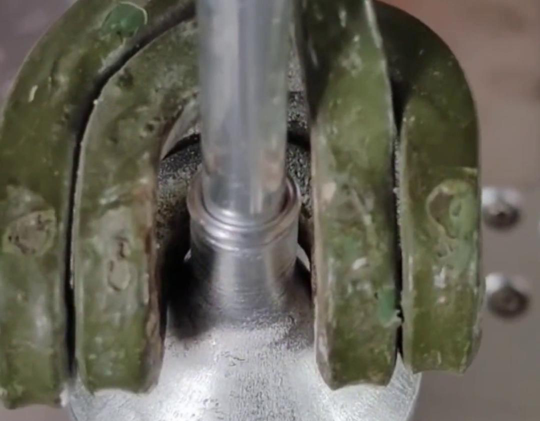 高頻機(jī)焊接鋁管具有速度快、精度高、強(qiáng)度高、環(huán)保節(jié)能