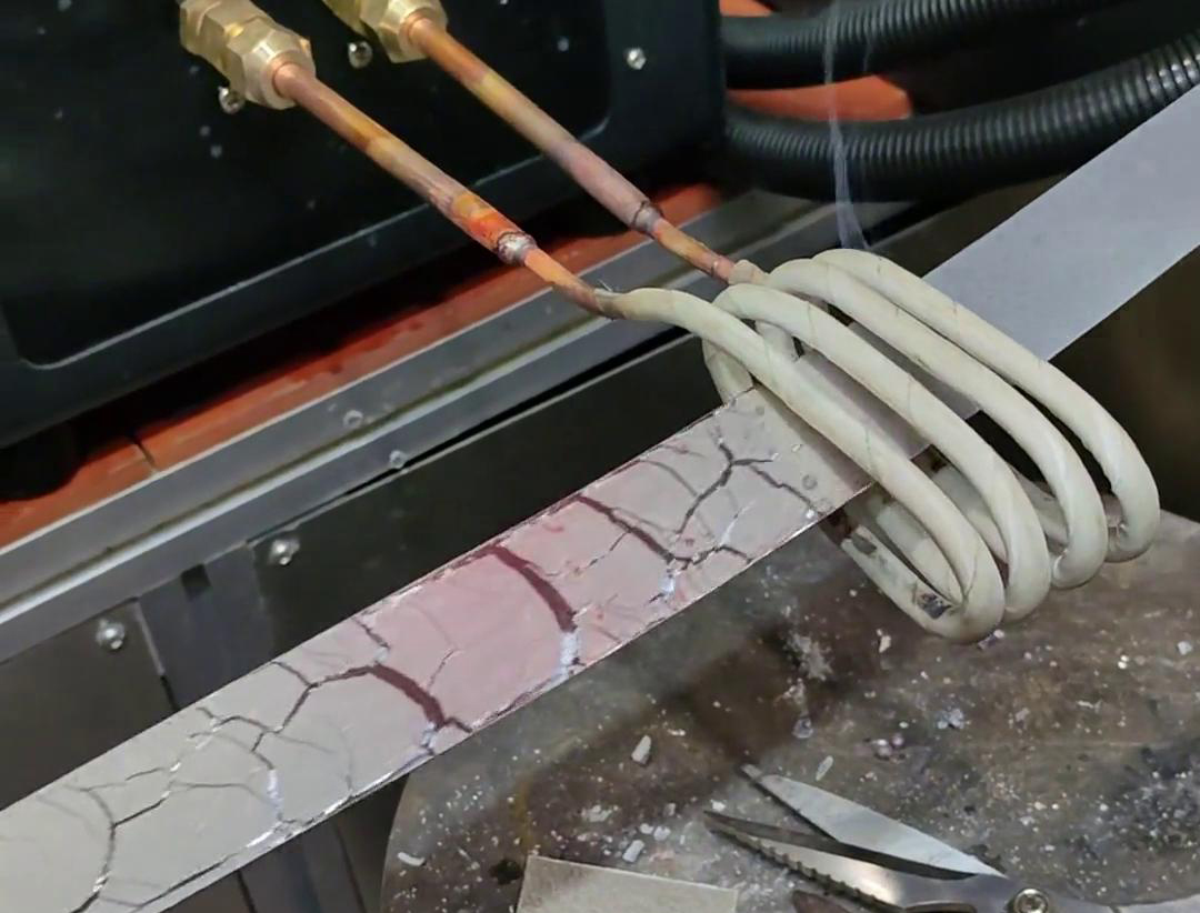 高頻機應用于鋼片鋼帶連續(xù)在線退火，可以實現高效、環(huán)保的退火處理