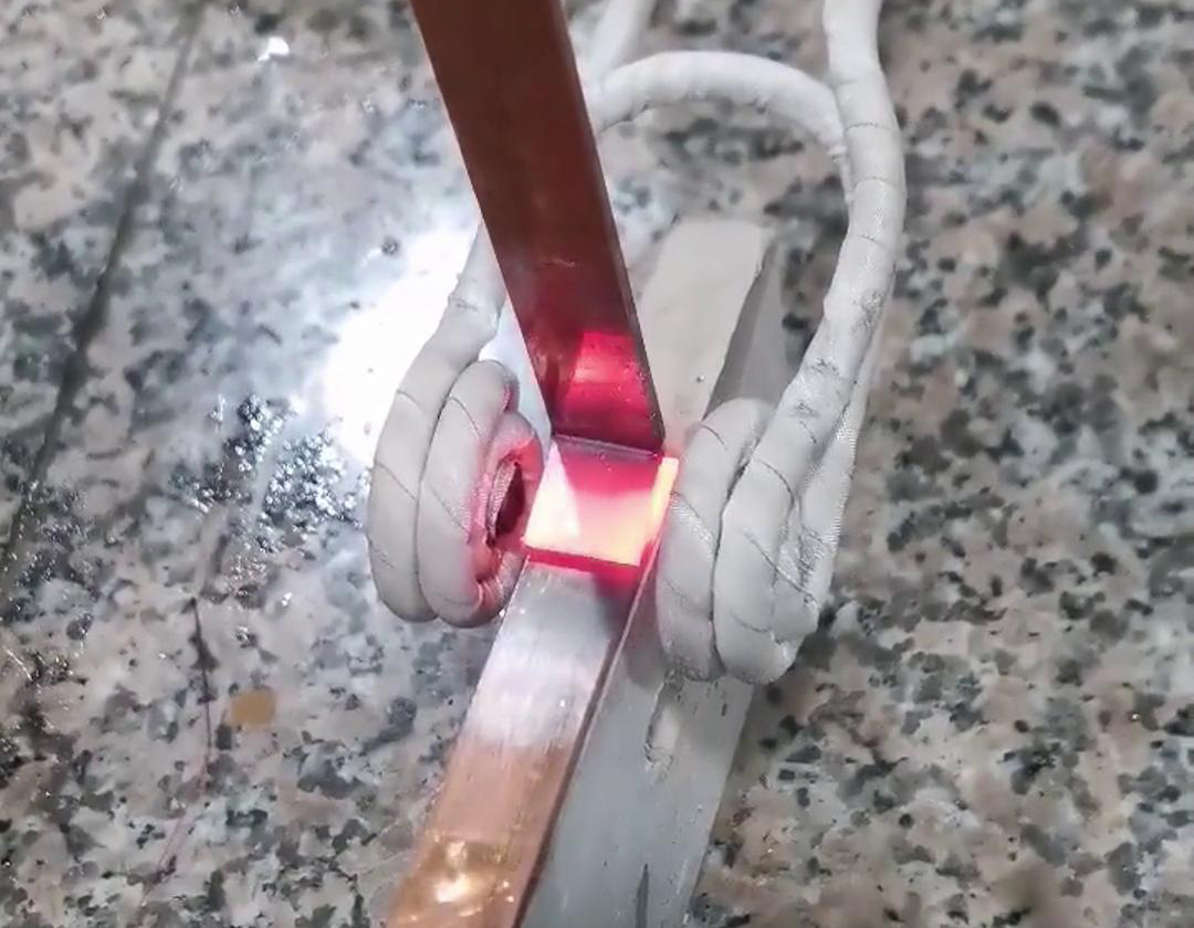 見證高頻焊接的魅力，銅板與銅片瞬間融合，創(chuàng)造無限可能