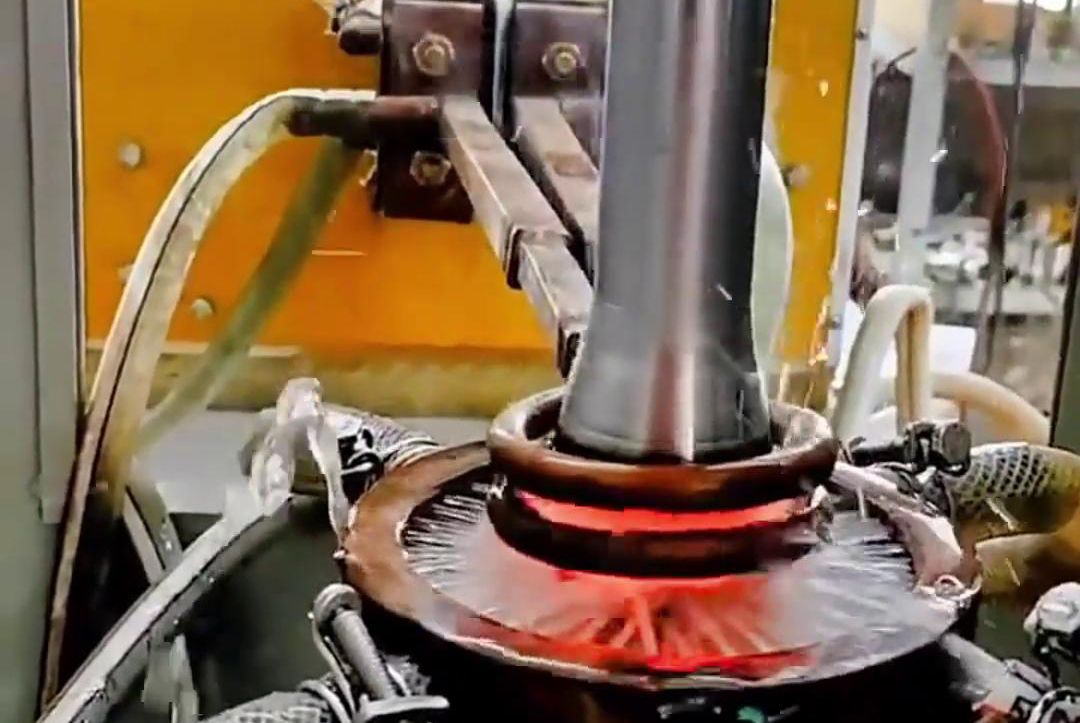 ?軸分段高頻淬火調(diào)試是一個相對復(fù)雜且技術(shù)性強(qiáng)的過程，涉及對淬火設(shè)備、淬火工藝參數(shù)以及材料特性的精確控制和調(diào)整