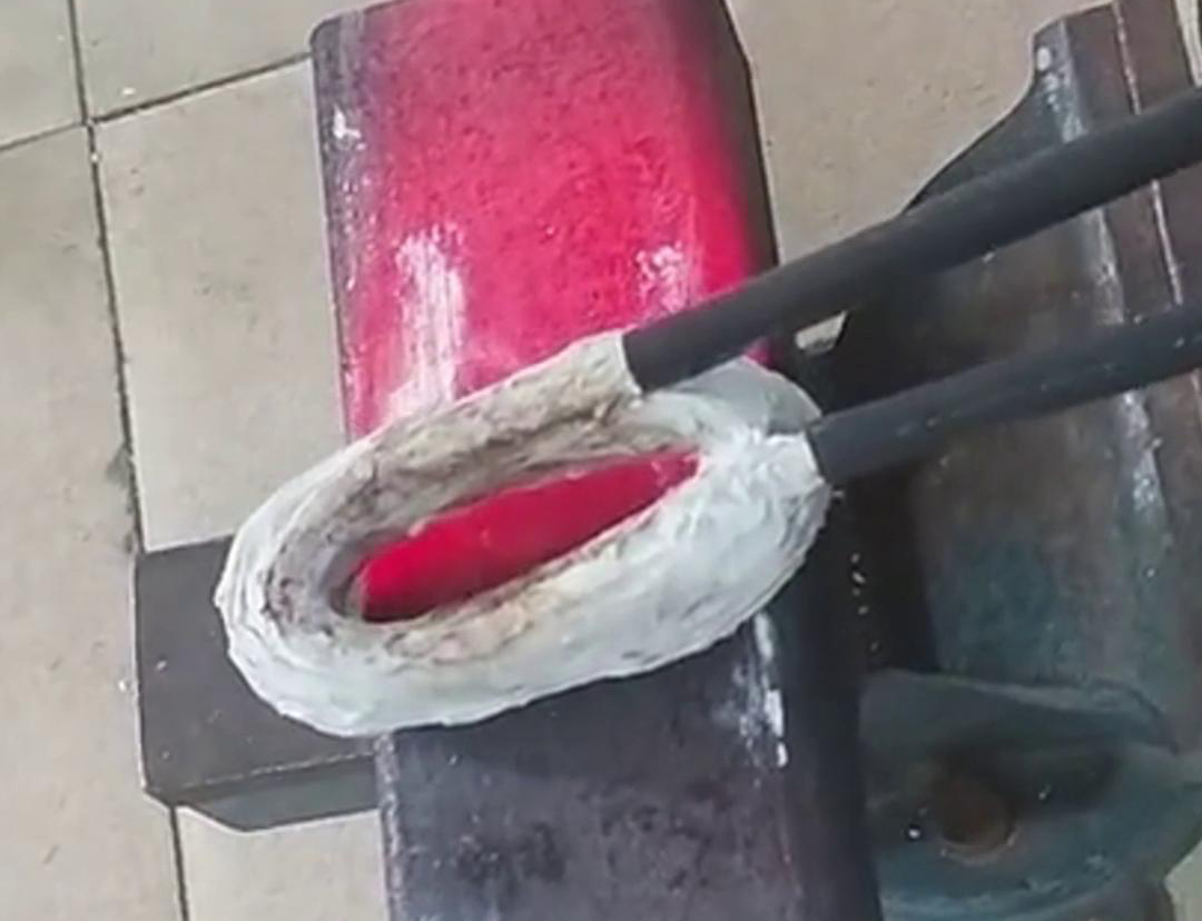 手持式高頻加熱機在方管加工中，它可以用來實現(xiàn)焊接預熱、局部退火、彎曲軟化等工藝需求