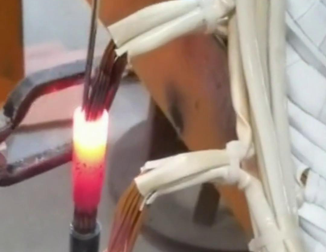 手持式高頻焊機是一種高效、簡單、環(huán)保的焊接設(shè)備，適用于各種金屬材料的焊接任務(wù)