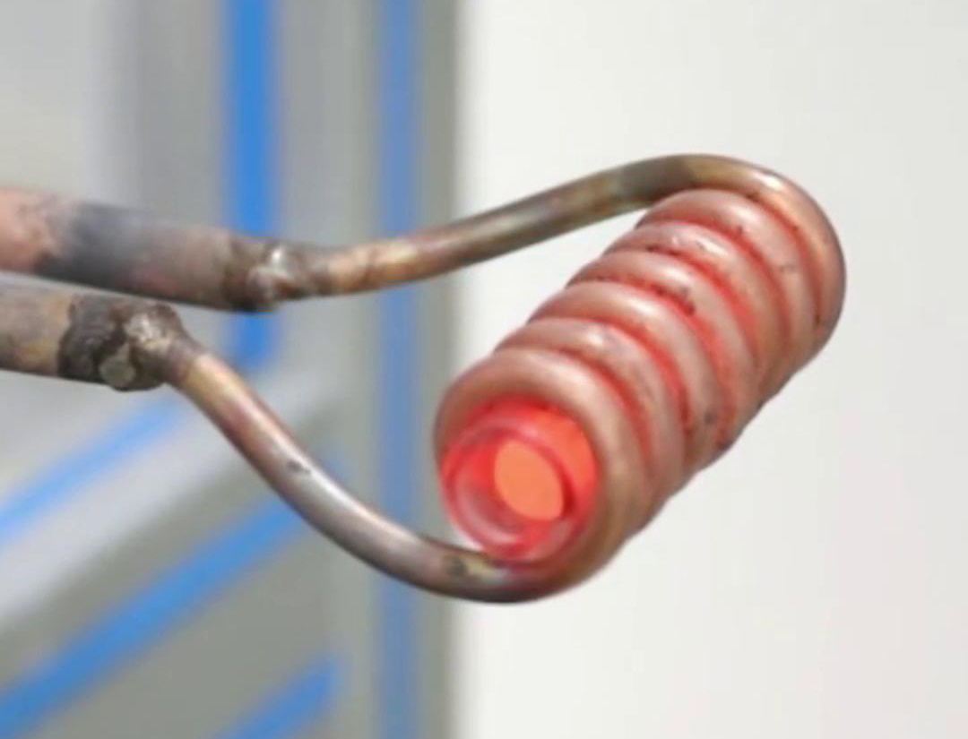 感應(yīng)加熱具有許多優(yōu)點，如加熱速度快、加熱均勻、可控性強等