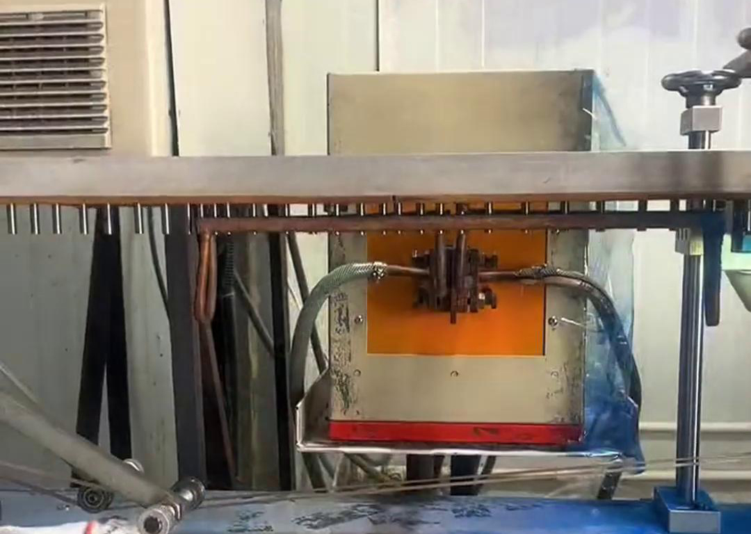 通過振動盤自動化上料到輸送帶，然后高頻電源對要加熱的工件進行局部加熱，根據(jù)工藝要求直接經(jīng)過容器 ，讓其局部覆蓋一層涂料